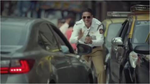 ट्रैफिक पुलिस बने एक्टर अक्षय कुमार, लोगों को पढ़ा रहे हैं यातायात के नियम ट्रैफिक पुलिस बने एक्टर अक्षय कुमार, लोगों को पढ़ा रहे हैं यातायात के नियम