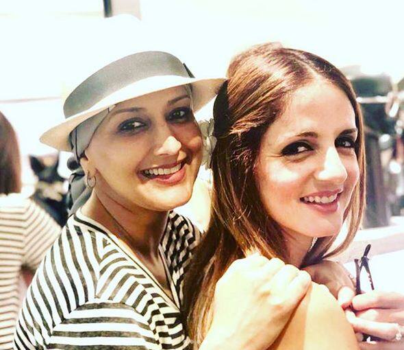 कैंसर के इलाज के दौरान दी जाने वाली कीमोथेरपी के चलते सोनाली बेंद्रे अब बिना बालों के नजर आ रही हैं. फोटोः इंस्टाग्राम
