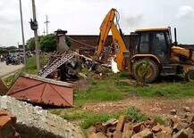 बाहुबली अतीक पर योगी सरकार का शिकंजा, पांच रिहाइशी कालोनियां ज़मींदोज़