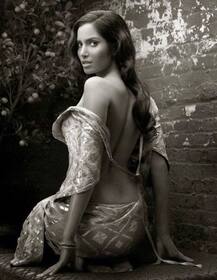 एक्ट्रेस पद्मा लक्ष्मी ने यूरोप में ब्लू बिकिनी पहनकर खिंचवाईं तस्वीर