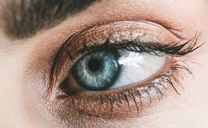 यूनिवर्सिटी के केमिकल डिपार्टमेंट के सहायक प्रोफेसर अजित करुणाथने ने बताया कि यह कोई रहस्य नहीं है कि नीली रोशनी हमारे देखने की क्षमता को हानि   पहुंचाता है और आंख की रेटिना को नुकसान पहुंचाता है. फोटोः गूगल फ्री इमेज