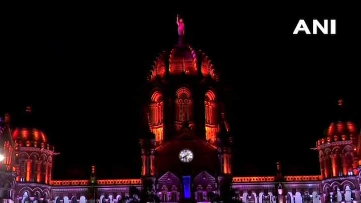 सार्वजनिक स्थलों को भी तिरंगे के रंग में रंग दिया गया है. तस्वीर: एएनआई 