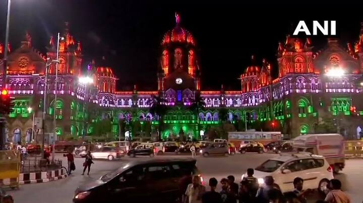 स्वतंत्रा दिवस के एक दिन पहले देश के कोने-कोने में बने भवन और फेमस जगहों को लाइट्स से डेकोरेट कर दिया गया है. 