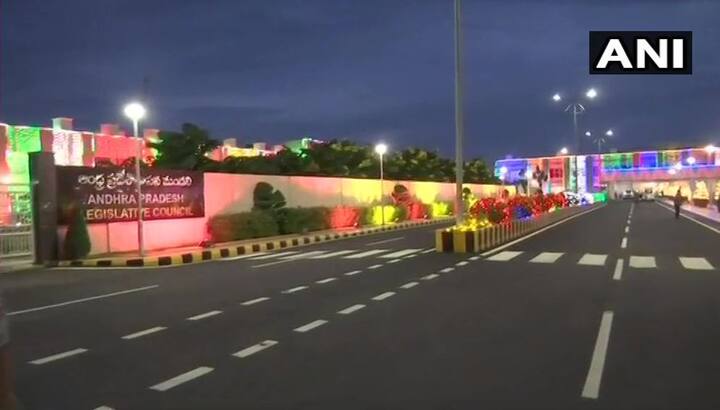 इमारत के साथ ही सड़कों को भी स्वतंत्रता दिवस के पहले साफ कर दिया गया है. तस्वीर: एएनआई