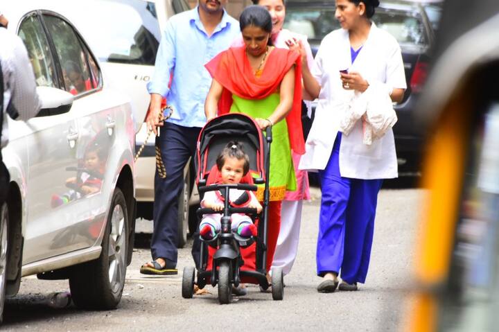 इनाया जब भी बाहर कहीं नज़र आती हैं तो पापाराज़ी उन्हें अपने कैमरा में कैद करने की पूरी कोशिश करते हैं. (तस्वीर: मानव मंगलानी)