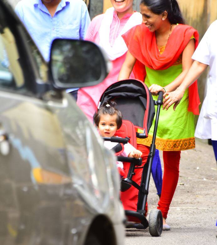 अब इनाया की कुछ बेहद ही खूबसूरत तस्वीरें सामने आई हैं, जिनमें वो मुंबई की सड़कों पर अपने छोटे से स्कूटर से सैर करती नज़र आ रही हैं. (तस्वीर: मानव मंगलानी)