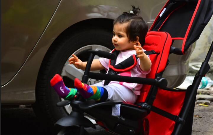 इनाया और तैमूर और मीशा की तस्वीरें इन दिनों रोज़ाना ही सामने आ जाती हैं. (तस्वीर: मानव मंगलानी)
