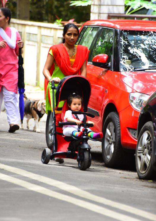 इनाया की देखभाल करने वाले लोग उनको घुमाते दिखे. (तस्वीर: मानव मंगलानी)