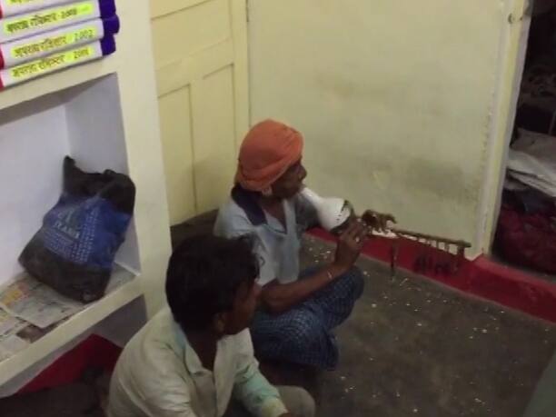 कोबरा देख कर अटकी पुलिसवालों की सांसें, थाने में सपेरों ने बजाई बीन और फिर... king cobra snake in jhansi police station कोबरा देख कर अटकी पुलिसवालों की सांसें, थाने में सपेरों ने बजाई बीन और फिर...