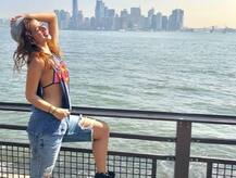 रिप्ड जींस पहन पोज़ देती दिखीं VJ बेनाफ्शा सूनावाला