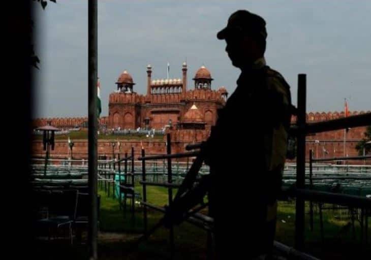 security tightened in delhi on independence celebration, traffic restriction imposed स्वतंत्रता दिवस: छावनी में तब्दील हुई दिल्ली, पतंग से लेकर परिंदे तक पर नजर