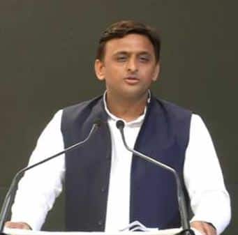 former UP CM Akhilesh Yadav targets BJP over LokSabha Elections2019 जैसे-जैसे लोकसभा चुनाव नजदीक आ रहा है, बढ़ रही है बीजेपी की घबराहट: अखिलेश