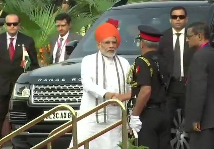 इससे पहले पीएम मोदी ने देशवासियों को ट्विटर पर बधाई दी है. प्रधानमंत्री ने ट्वीट में लिखा, ''स्वतंत्रता दिवस के शुभ अवसर पर सभी देशवासियों को शुभकामनाएं. फोटो - एएनआई