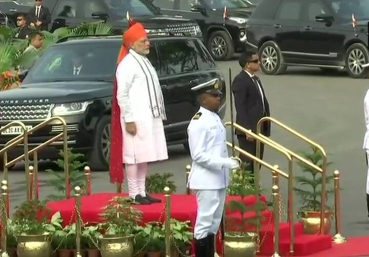  देश आज आजादी की 72वीं सालगिरह मना रहा है. दिल्ली में कड़े सुरक्षा इंतजाम के बीच प्रधानमंत्री ने लाला किले पर तिरंगा फहराया. फोटो - एएनआई