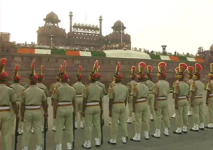 लाल किले के प्राचीर से देश को संबोधित करते हुए प्रधानमंत्री ने कहा, ''देश को आजादी दिलाने के लिए पू्ज्य बापू के नेतृत्व में लाखों लोगों ने अपना जीवन खपा दिया. कई स्वतंत्रता सेनानियों ने फांसी के फंदे को चूम लिया. मैं देश की ओर से इन सभी सेनानियों को श्रद्धांजलि अर्पित करता हूं.''