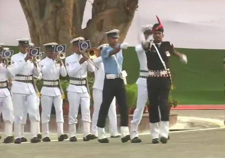 प्रधानमंत्री ने कहा, ''आज देश आत्म विश्वास से भरा हुआ है, सपनों को संकल्प के साथ परिश्रम की पराकाष्ठा कर के देश नई ऊंचाइयों को पार कर रहा है. आज का सूर्य एक नई चेतना नए उत्साह को लेकर आया है.''