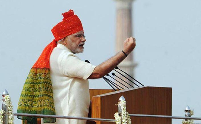  साल 2014 में केसरिया और पीले रंग का साफा और सफेद हॉफ कुर्ते में पहली बार पीएम मोदी लाल किले पर तिरंगा फहराने पहुंचे थे. फोटो - फ्री गूगल इमेज