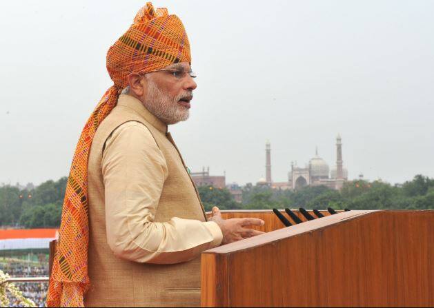 वहीं साल 2015 में पीएम मोदी जैकेट के साथ भूरे रंग की फुल बाजु के कुर्ते में नजर आए थे. इस दौरान पीएम के सिर पर मल्टीकलर का साफा था. जिसमें पीले रंग ज्यादा दिखा.  फोटो - फ्री गूगल इमेज