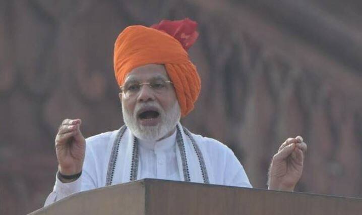 इस साल 2018 में जब पीएम मोदी लाल किले पर झंडा फहराने से पहले राष्ट्रपिता महात्मा गांधी को श्रद्धांजलि देने राजघाट पहुंचे तब देश की नजर उनके पहनावे पर थी. वहीं पीएम फुल सफेद कुर्ते में नजर आए पीएम लेकिन इस साल साफा का रंग पूरी तरह भगवा था. फोटो - फ्री गूगल इमेज