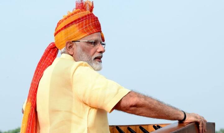  साल 2017 में मरून और पीले रंग के कंबीनेशन की पगड़ी के साथ हॉफ बाजु का हल्का कुर्ता पीएम की लिबास का हिस्सा था. बता दें कि पूरे पांच साल में पीएम मोदी तीन बार हॉफ कुर्ते और दो बार फुल कुर्ते में आजादी का जश्न मनाने लाल किला पहुचें. फोटो - फ्री गूगल इमेज