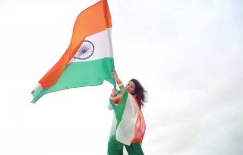एक्ट्रेस उर्वशी रौतेला तो तिरंगे से सराबोर हो खुद को तिरंगे में लपेटे हुए भी दिखीं. फोटोः इंस्टाग्राम