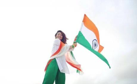 देश आज जश्न-ए-आजादी मना रहा है. आजादी की 72वीं सालगिरह को हर कोई अपने अंदाज में सेलिब्रेट कर रहा है. ऐसे में बॉलीवुड सितारे और क्रिकेटर कहां पीछे रहने वाले हैं. जानिए, सोशल मीडिया पर किसने क्या कहा. फोटोः इंस्टाग्राम