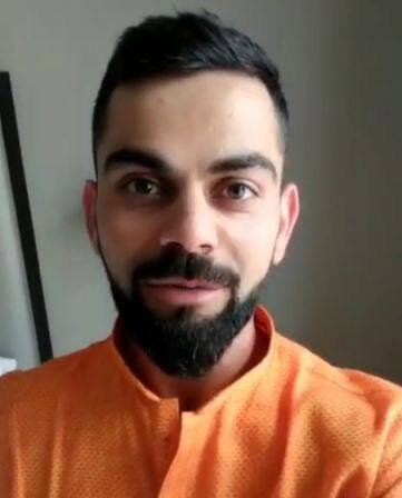  इस वीडियो में विराट कोहली कह रहे हैं ‘तुम मुझे खून दो मैं तुम्हें आजादी दूंगा’. ये बोलते हुए उन्होंने कहा कि बचपन में मुझे ये कोट्स पूरे याद थे. आगे वे कहते हैं कि कुछ आदतें ऐसी हैं जो आज तक नहीं बदली. उनमें से एक है 15 अगस्त के दिन अपनी वेशभूषा पहनने की. फोटोः इंस्टाग्राम