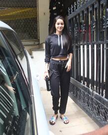 जिम के बाहर कैमरे में कैद हुईं एक्ट्रेस अनन्या पांडे, देखें तस्वीरें