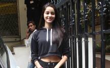 जिम के बाहर कैमरे में कैद हुईं एक्ट्रेस अनन्या पांडे, देखें तस्वीरें