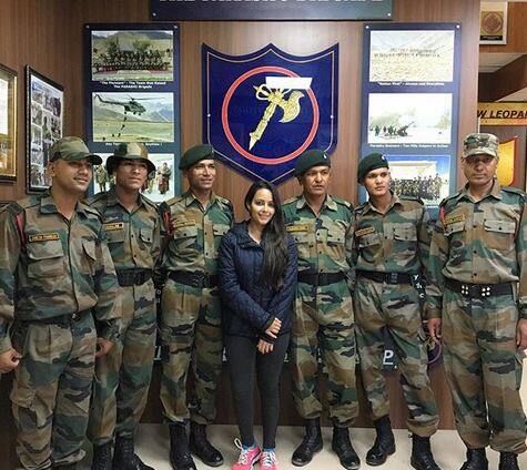 बाल कलाकार के रूप में नजर आ चुकीं आंचल मुंजल जो कई फिलमें भी कर चुकी हैं, आर्मी के साथ नजर आईं. फोटोः इंस्टाग्राम