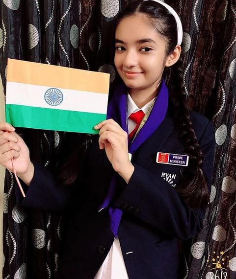 बाल कलाकार अनुष केसन स्कूल ड्रेस में तिरंगा दिखाती नजर आईं. फोटोः इंस्टाग्राम