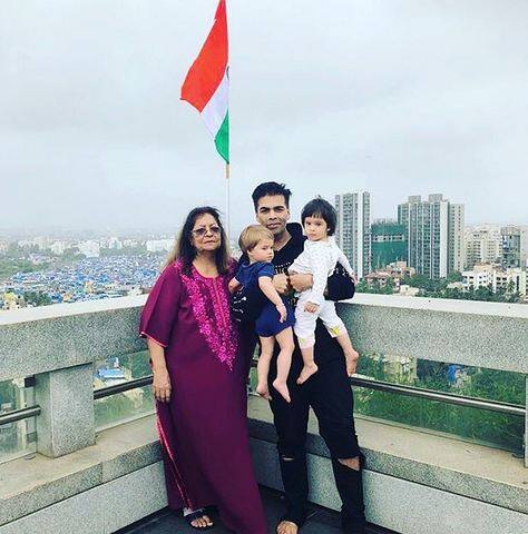 निर्देशक करण जौहर ने अपने बच्चों और मां के साथ ये तस्वीर फैंस के लिए साझा की. फोटोः इंस्टाग्राम