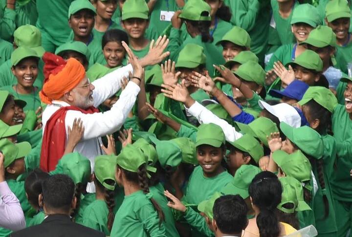 भगवा साफा और सफेद कुर्ते में प्रधानमंत्री मोदी स्वतंत्रता दिवस के मौके पर लाल किला पहुंचे. तिरंगा फहराया और फिर 82 मिनट तक देश को संबोधित किया. कार्यक्रम के अंत में पीएम का काफिला उस ओर बढ़ा जिसका सबको बेसब्री से इंतजार था. फोटो - ट्विटर