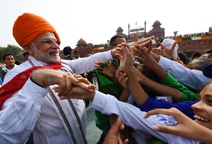 कार्याक्रम के अंत में प्रधानमंत्री का काफीला लौट रहा था. तभी पीएम मोदी ने गाड़ी रुकवा कर वहां मौजूद बच्चों के बीच गए, उनसे हाथ मिलाया और उन्हें गले भी लगाया. प्रधानमंत्री पहले भी लाल किले पर संबोधन के बाद बच्चों के बीच जाते रहे हैं. उनकी यह शैली उन्हें दूसरों से अलग बनाती है. फोटो - ट्विटर