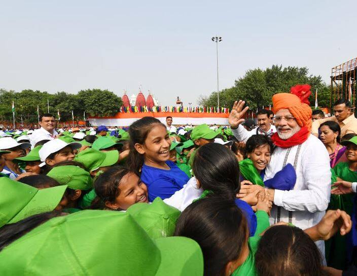 देश के प्रधानमंत्री को अपने बीच पाकर बच्चे भी काफी उत्साहित दिखे. वहीं कुछ बच्चों ने पीएम मोदी का पैर छूकर आशीर्वाद लिया. फोटो - ट्विटर