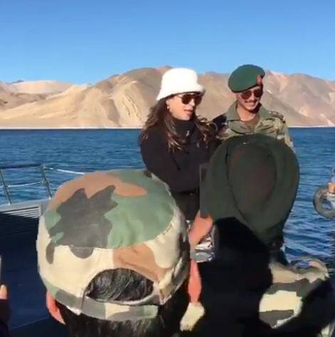 एक्ट्रेस उर्मिला मांतोडकर ने लद्दाख बॉर्डर से ये तस्वीर साझा की है. फोटोः इंस्टाग्राम