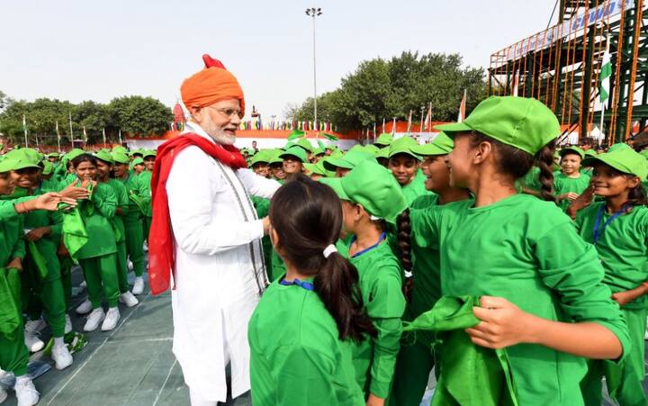 आजादी के 71वीं सालगिरह के मौके पर पीएम मोदी जब लाल किले पर झंडा फहराने और राष्ट्र को संबोधित करने पहुंचे तो सबके मन में एक सवाल था कि क्या प्रधानमंत्री मोदी हर साल की तरह इस साल भी वहां पर मौजूद नन्हें बच्चों से मिलेंगे? लेकिन पीएम मोदी ने बच्चों को निराश होने का मौका नहीं दिया. फोटो - ट्विटर