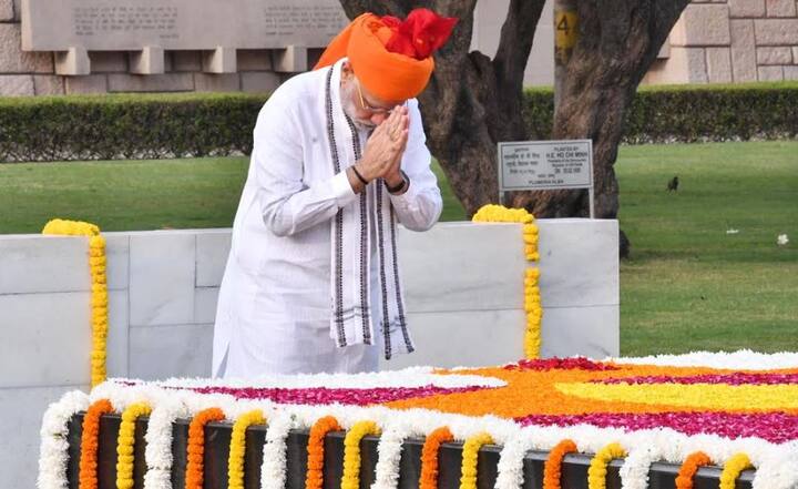 पीएम मोदी स्वतंत्रता दिवस समारोह में शामिल होने से पहले राजघाट जाकर राष्ट्रपिता महात्मा गांधी को श्रद्धांजलि दी. फोटो - ट्विटर