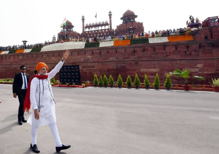 पीएम ने जश्न-ए-आजादी के मौके पर वहां मौजूद सभी लोगों का हाथ हिलाकर अभिनंदन किया. फोटो - ट्विटर