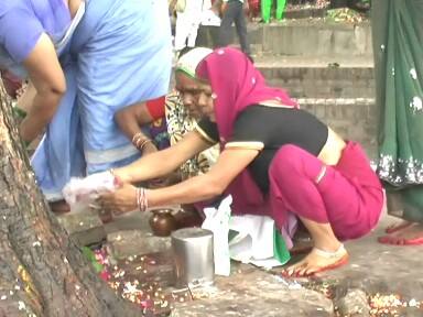 दूध और जल चढ़ाकर हर श्रद्धालु अपने घर-परिवार और कुल को सांपों की काली छाया से दूर रखने की प्रार्थना कर रहे हैं. इस मौके पर मंदिरों में विशेष इंतजाम किए गए हैं. नाग देवताओं के मंदिरों में काल सर्प दोष से मुक्ति के लिए विशेष पूजा- अर्चना और अभिषेक हो रहे हैं.