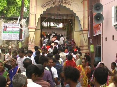 नागपंचमी का त्यौहार आज संगम नगरी इलाहाबाद में भी श्रद्धा और आस्था के साथ मनाया जा रहा है. इस मौके पर नाग देवताओं के मंदिरों और दूसरे शिवालयों में श्रद्धालुओं की भारी भीड़ उमड़ी हुई है. लोग नाग देवताओं के दर्शन-पूजन कर उन्हें दूध चढ़ा रहे हैं और रुद्राभिषेक कर काल सर्प दोष और विष बाधा से मुक्ति की प्रार्थना कर रहे हैं.