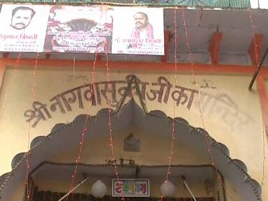 भगवान तक्षक और नागराज वासुकी के मंदिरों में स्थापित नाग देवताओं का सोने-चांदी के गहनों और फल-फूल और मेवों से भव्य श्रृंगार किया गया है. मंदिरों के कपाट खुलने से पहले ही यहां इकट्ठे होकर लाइन में लग गए थे.