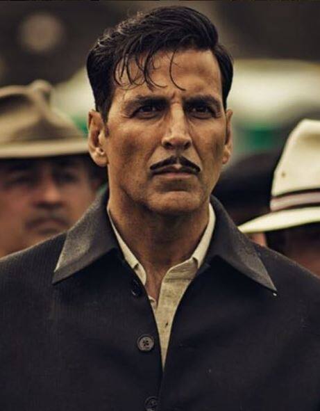 बॉलीवुड के खिलाड़ी अक्षय कुमार का बॉलीवुड में आना भी कम रोचक नहीं है. बैंकॉक से आने के बाद उन्होंने मार्शल आर्ट के ट्रेनर के तौर पर अपना पेशा चुना. उनके स्टाइल को देखकर उनके एक फोटोग्राफर  दोस्त  ने मॉडलिंग की सलाह दी. वो अपने एक मॉडलिंग प्रोजेक्ट के लिए बैंग्लौर जाने वाले थे मगर उनकी फ्लाईट छूट गई और दोस्तों उसी दिन अक्की को एक फिल्म के लिए चुन लिया गया. तब से उनकी एक्टिंग की रफ्तार कभी रुकी नहीं. फोटोः गूगल फ्री इमेज