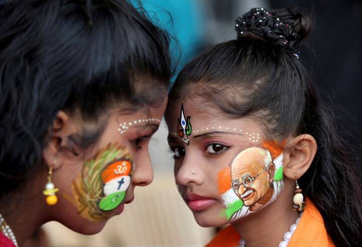  वहीं आजादी के जश्न में डूबे कुछ बच्चों ने अपने गाल पर गांधी की तस्वीर बना ली. तस्वीर - एपी