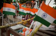 Photos: आजादी के जश्न में डूबा देश, बच्चों के गाल पर नजर आए गांधी