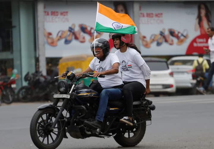  इन सबके बीच आजादी के दीवाने बाइक पर तिरंगा लहराते हुए सैर पर निकल पड़े. तस्वीर - एपी