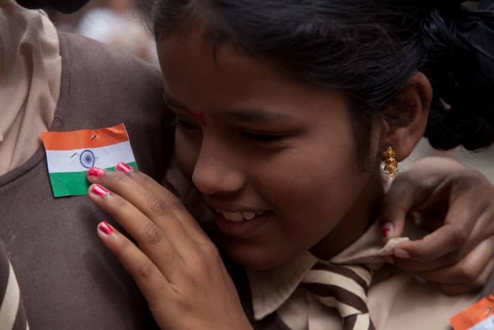 स्कूली बच्चों की ड्रेस पर तिरंगा लगा नजर आना आम है, लेकिन इस तस्वीर में जिस तरह बच्चे की तिरंगे के प्रति भावना नजर आ रही है यह बेहद खास है. तस्वीर - एपी