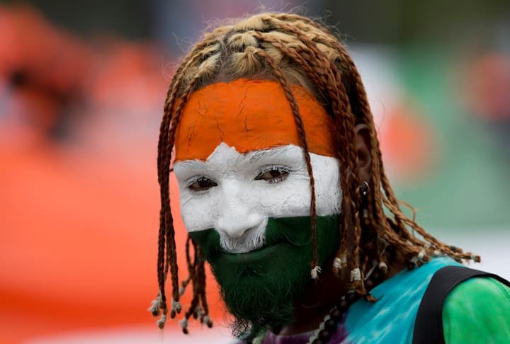 दूसरी ओर एक शख्स ने अपने फेस पर तिरंगा बनवा लिया. तस्वीर - एपी