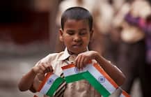 Photos: आजादी के जश्न में डूबा देश, बच्चों के गाल पर नजर आए गांधी