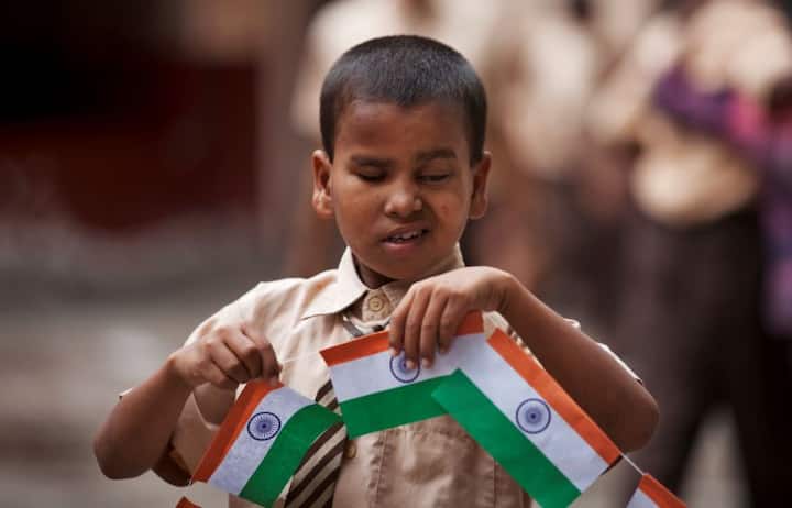 इस मौके पर देशभर में स्कूल, दफ्तर, सरकारी संस्थानों और सार्वजनिक जगहों पर तिरंगों की रौनक देखने को मिल रही है. तस्वीर - एपी